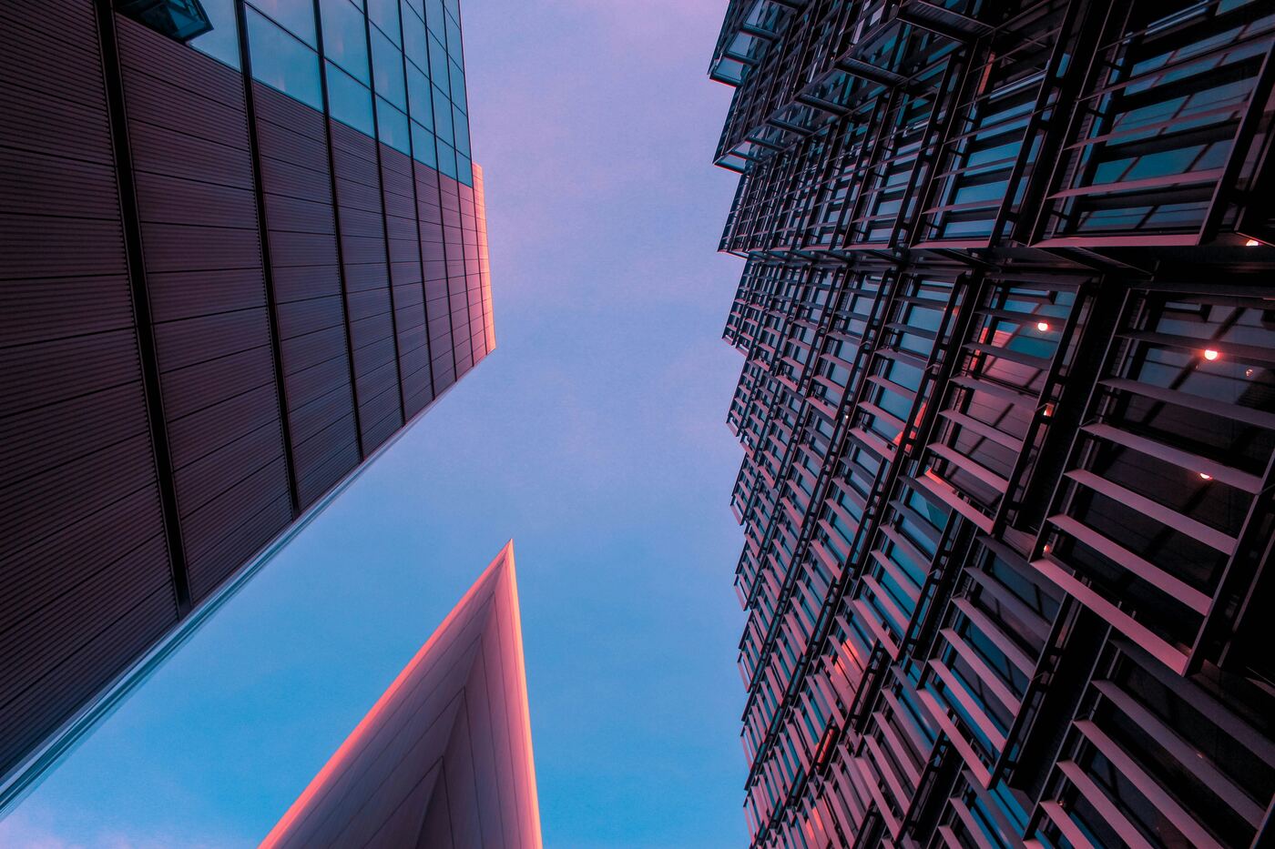 Moderne Glasfassaden als Symbol für skalierbare Cloud-Architektur